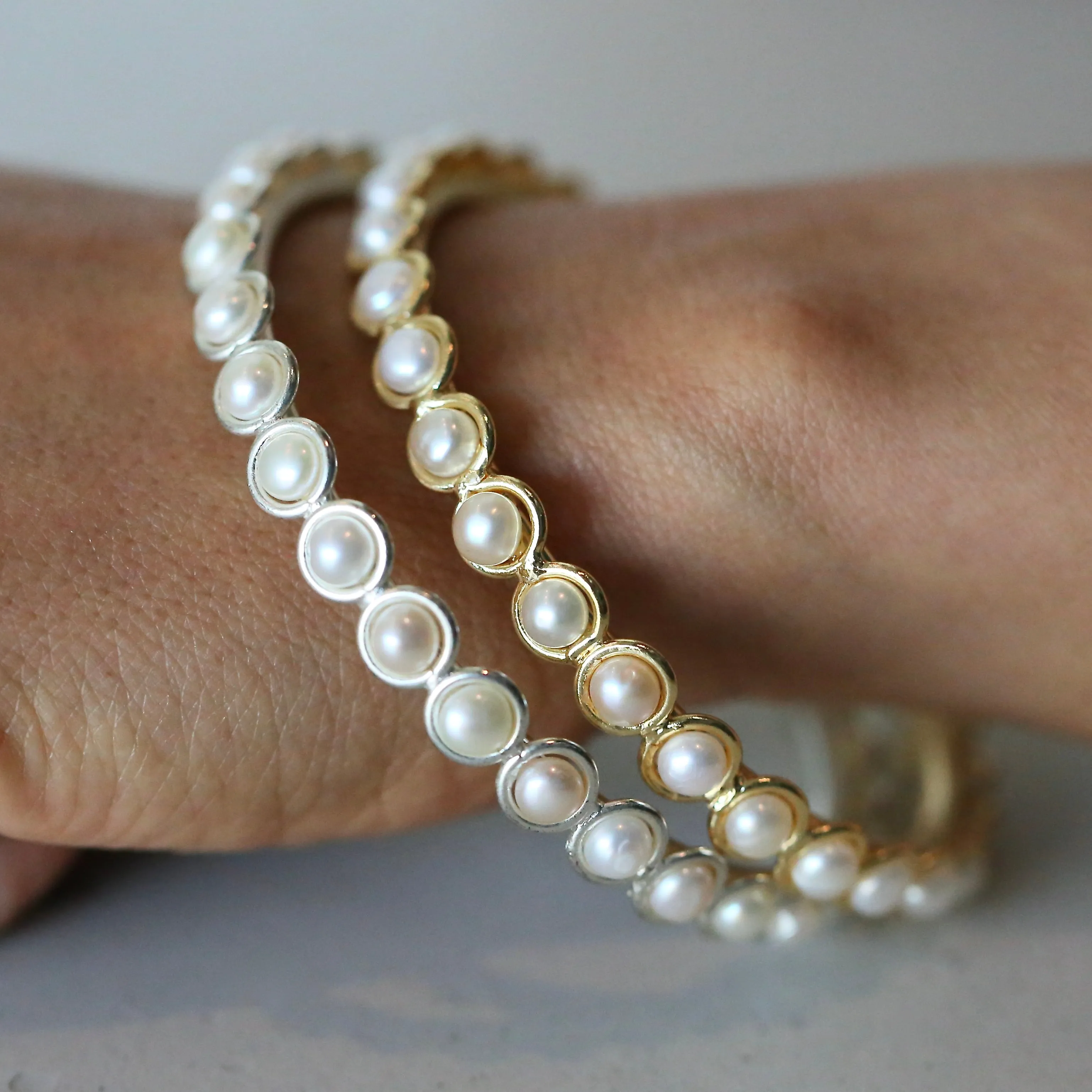 226-01-G | FULL PEARL BEZEL BANGLE ON GOLD