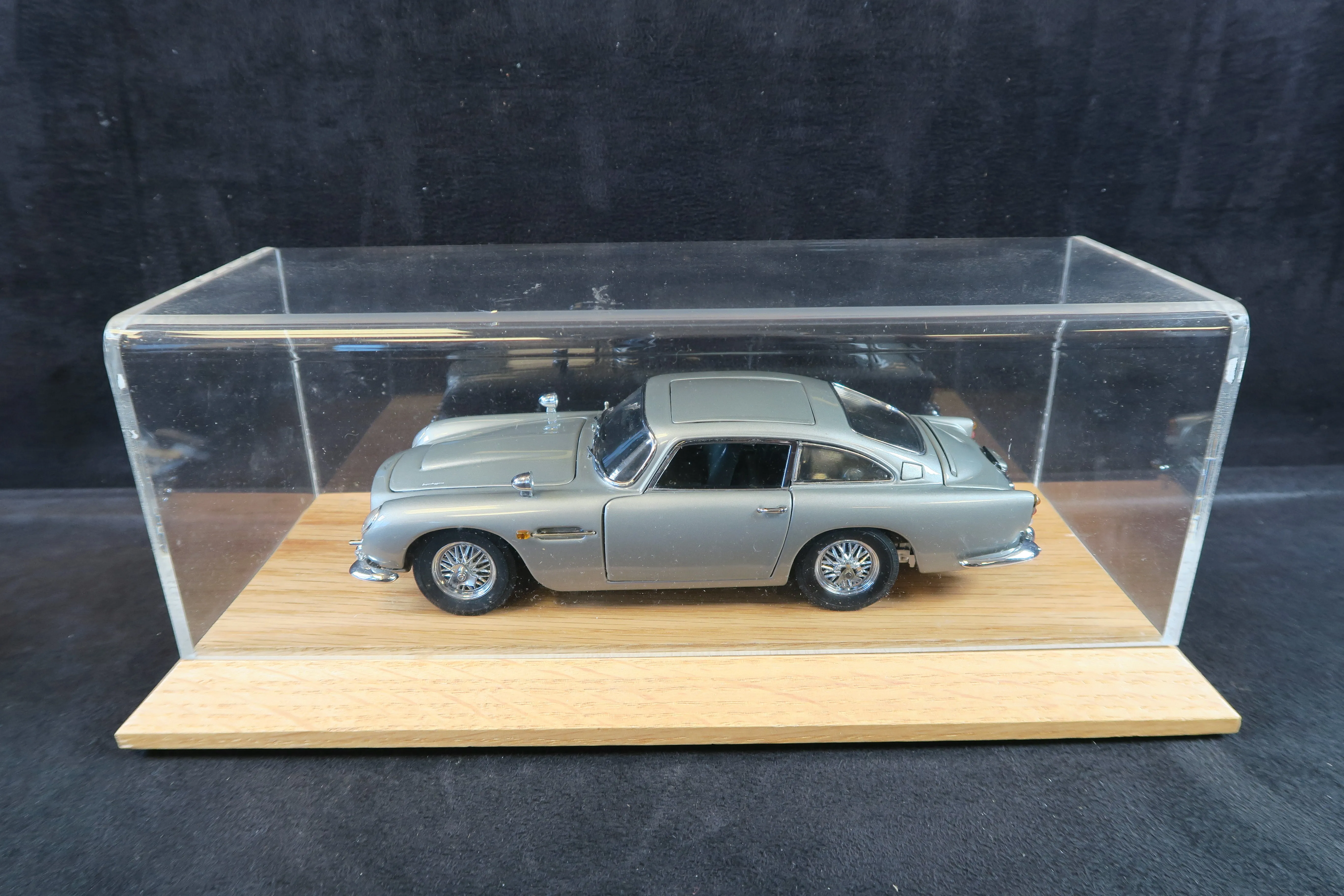 Danbury Mint James Bond 007 Aston Martin , 1/24, 99% Mint/Boxed!