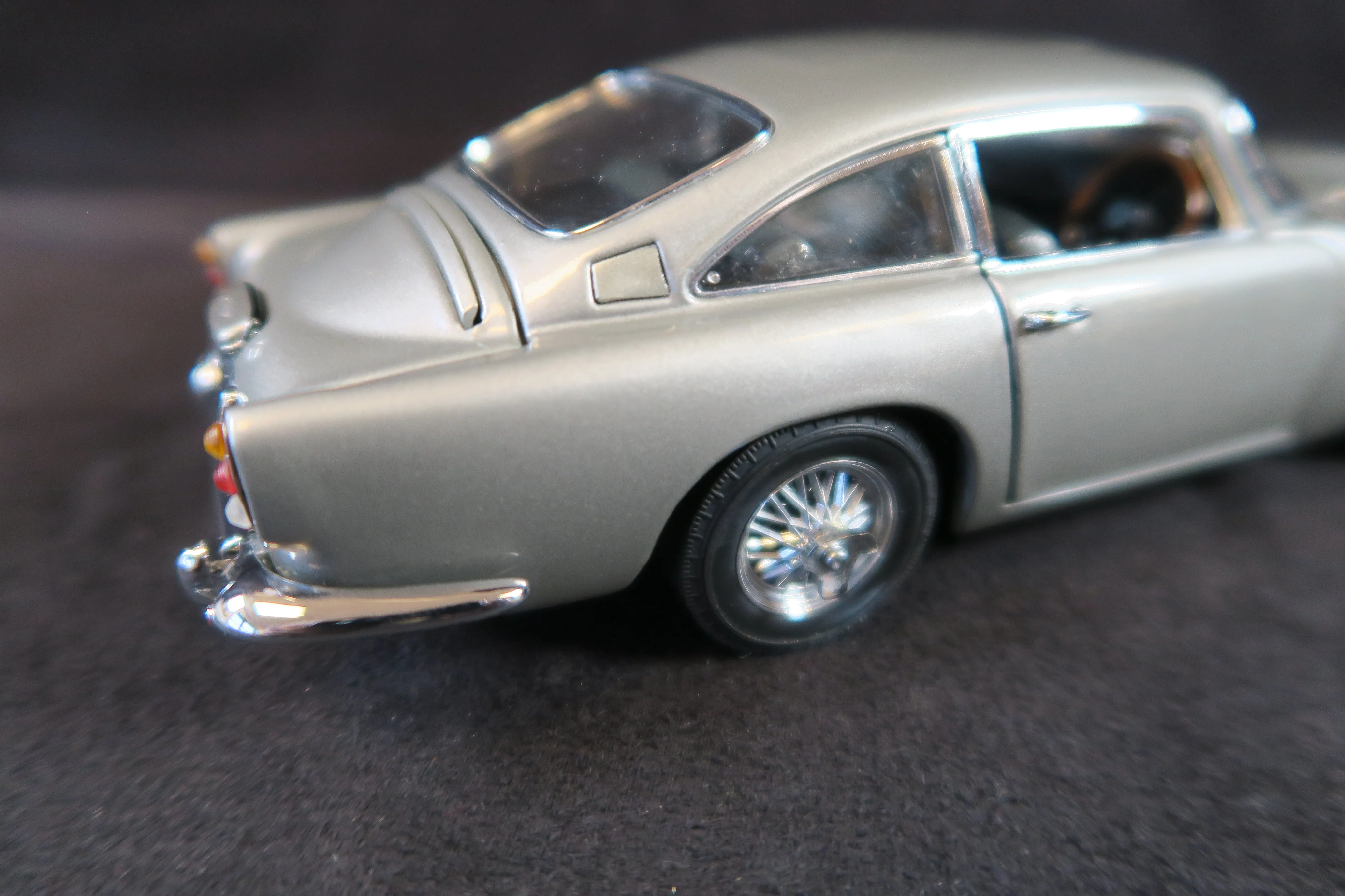 Danbury Mint James Bond 007 Aston Martin , 1/24, 99% Mint/Boxed!