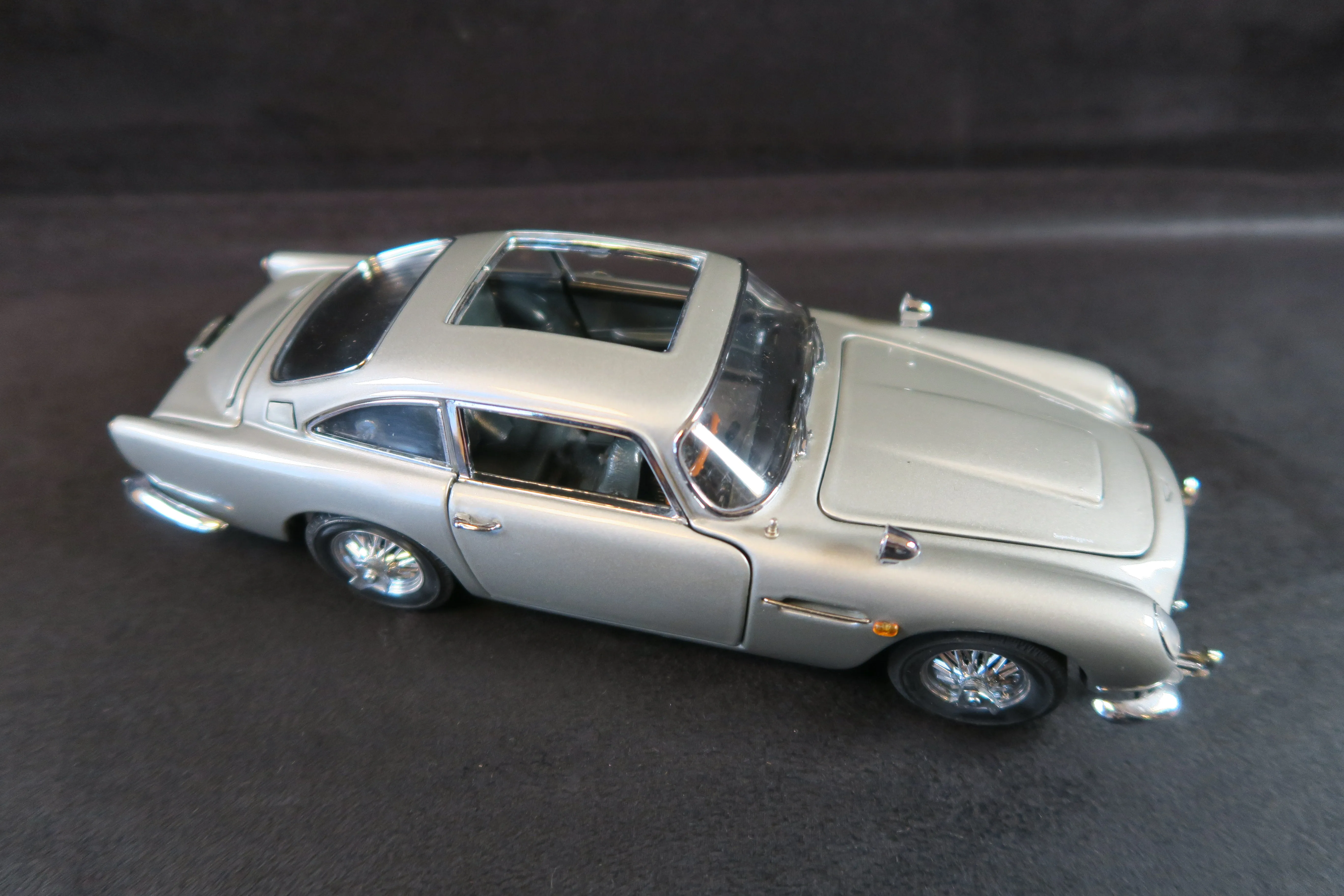 Danbury Mint James Bond 007 Aston Martin , 1/24, 99% Mint/Boxed!