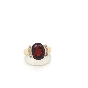 Oval Garnet and diamond Ring 10kt yellow gold