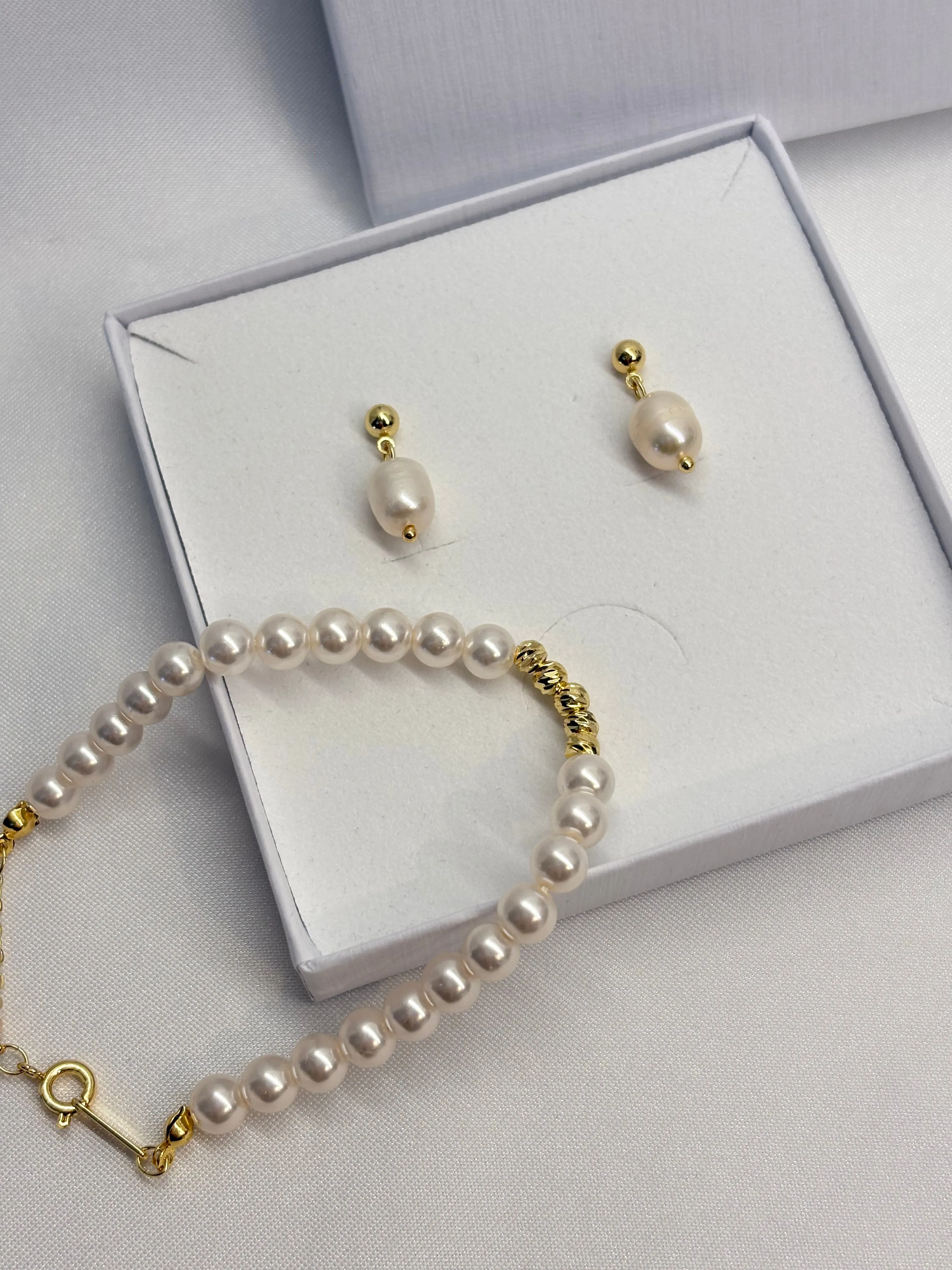 Suzanne Ruby - Pearl Gold Bracelet Earring Set