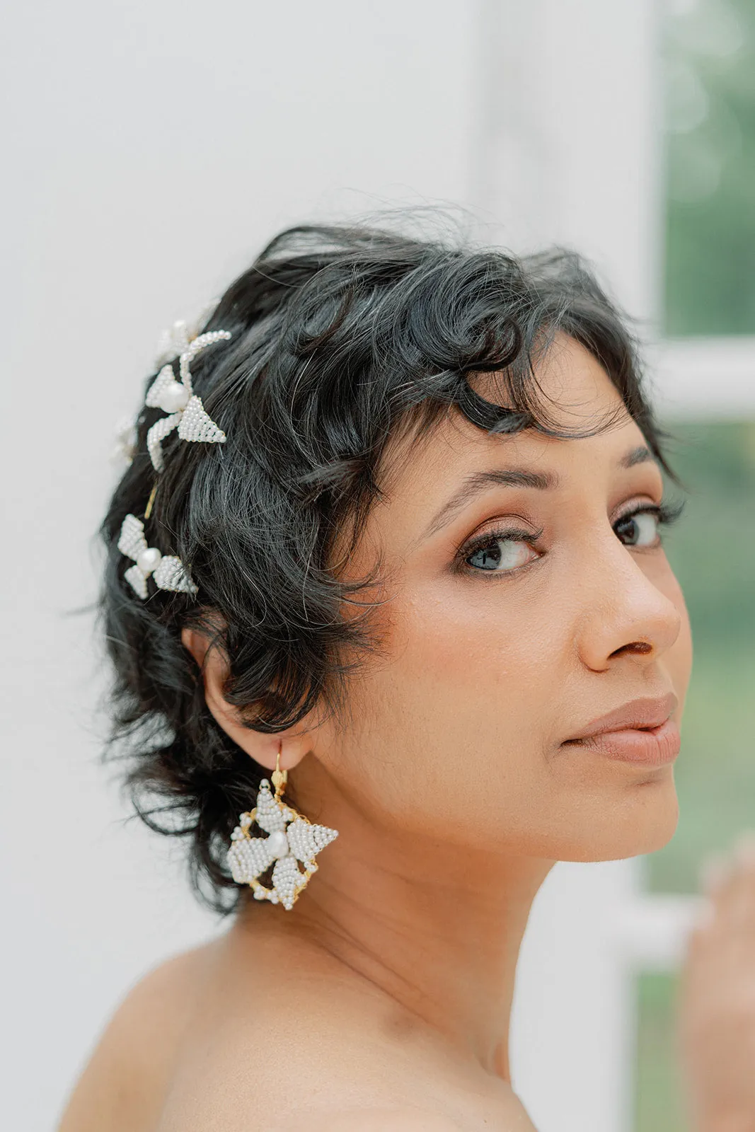tiny acrylic pearls hoop earrings ALIX- 25004