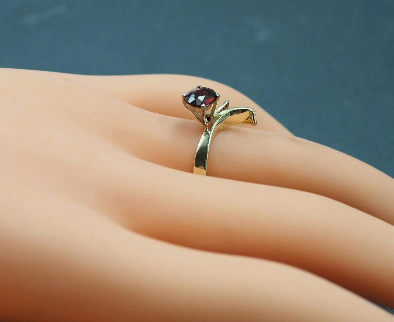 Womens Ring 9ct White & Yellow Gold Garnet Gemstone Fine Engagement Jewellery